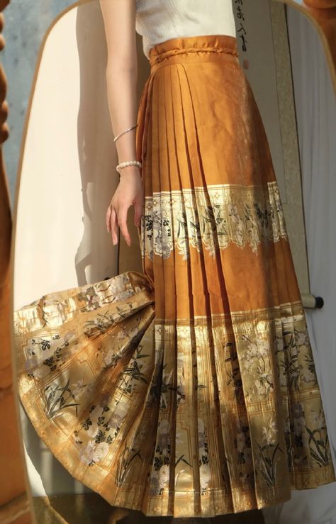 Chinese Fancy Dress, Traditional Skirts, Eastern Fashion, Indian Skirt, Indian Fashion Trends, Traditional Dresses Designs, Pakistani Fancy Dresses, Batik Fashion, Chinese Hanfu