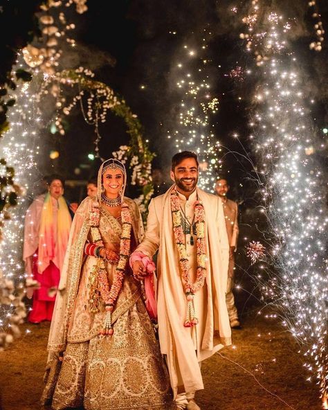 ZoWed on Instagram: “Gorgeous bride Aakriti's wedding pictures with stunning bridal portraits & a glittering couple entry is all you need to see today! 😍❤️ .…” Quirky Bride, Wedding Reception Entrance, Bride Entry, Reception Entrance, Bride Groom Photos, Beautiful Wedding Decorations, Wedding Entrance, Indian Bride And Groom, Wedding Stage Decorations