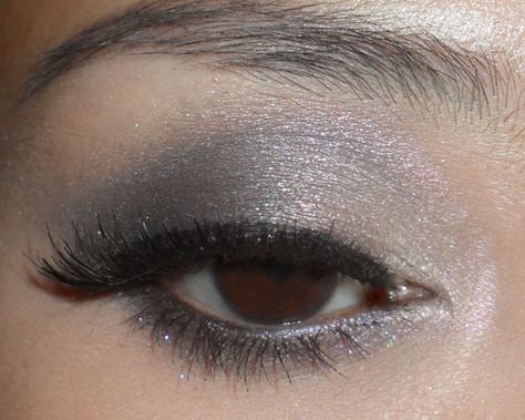 so pretty Greyscale Makeup, Gray Eye Shadow, Good Eyeshadow, Makeup Moisturizer, Makeup Beginner, Grey Eyeshadow, Grey Slate, Eyeshadow Base, Best Eyeshadow