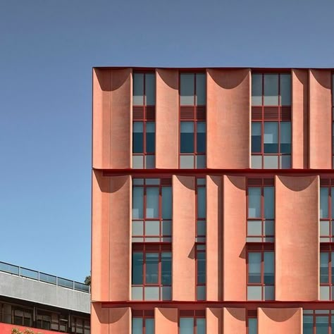 ArchitectureAU on Instagram: "On a site that has hosted many forms of education, a new vertical school structure in inner-Melbourne suburb Flemington complements a contemporary and non-traditional pedagogical approach yet remains adaptable to future change.⁠ ⁠ Mount Alexander College by @kosloffarchitecture⁠ 🔗 Read the full review by Alex Brown via the link in bio.⁠ 📷 Photography by @derek_swalwell⁠ ⁠ #architecture #architectureAU #australiandesign #archdaily" Interlocking Building Architecture, Colour In Architecture, Care Home Architecture, Facade Shading Architecture, University Exterior Design, Centralized Architecture, University Building Architecture, Tiny Concrete House, Vertical Facade