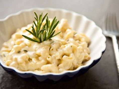 Blogger Angie McGowan of  Eclectic Recipes shares a fun twist on traditional mac and cheese. Gruyere Mac And Cheese, Macaroni And Cheese Recipe, Macaroni N Cheese Recipe, Student Recipes, Winter Comfort Food, Gruyere Cheese, Easy Family Dinners, Family Dinner Recipes, Macaroni Cheese