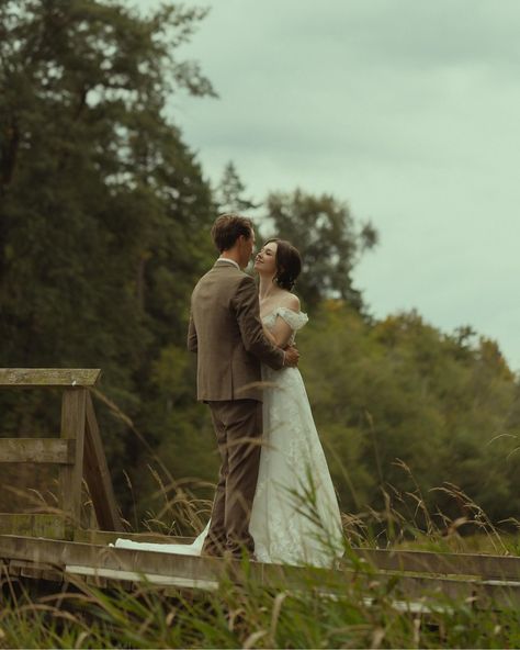 Will we ever stop posting photos from Caleb & Nyla’s whimsical forest wedding? Probably not😁💖 The first photo is our best preforming photo on Pinterest! Seeing people save our photos to their Pinterest boards make our hearts so WARM!! It’s truly so magical what we do ✨ → 10hr Wedding Package ♡ Photos by @zoeakiko @maxwell_grover Whimsical Forest Wedding, Whimsical Fall Wedding, Whimsical Fall, Documentary Wedding Photos, Vintage Wedding Photography, Love Story Wedding, Candid Wedding Photos, Whimsical Forest, Film Wedding Photography