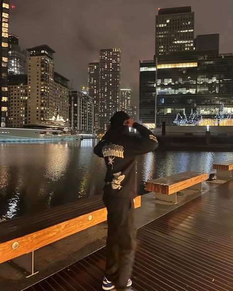 Canary wharf 💫💫 Canary Wharf Photoshoot, Building Aesthetic, Birthday Pics, Winter 23, Canary Wharf, Night City, Cargo Pants, Times Square, London