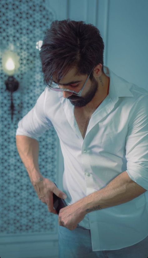 Harrdy Sandhu, New Men Hairstyles, Hardy Sandhu, Indian Men Fashion, Men Haircut Styles, Best Poses For Men, Dope Fashion, Poses For Photos, Indian Designer Wear