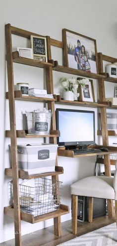 Diy Desk Plans, Wall Bookshelf, Diy Bookshelf, Leaning Ladder, Bookshelf Plans, Desk Plans, Wall Bookshelves, Diy Holz, Ladder Shelf