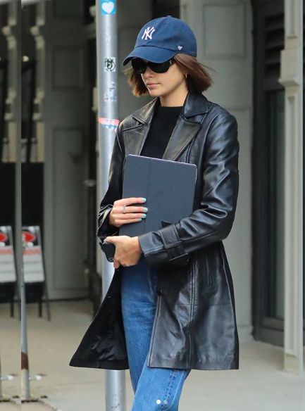 Black Cap Outfit, Kaia Gerber Style, Fake Leather Jacket, Cap Outfit, Leather Jacket Outfit, Kaia Gerber, Jacket Outfit, Black Cap, 가을 패션