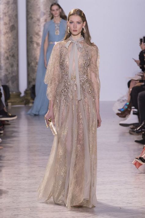 Défilé Elie Saab Haute Couture printemps-été 2017 - Paris - Elle Gaun Abad Pertengahan, Haute Couture Style, Elie Saab Haute Couture, Haute Couture Paris, Ellie Saab, London Fashion Weeks, Elie Saab Spring, Elie Saab Couture, Royal Dresses