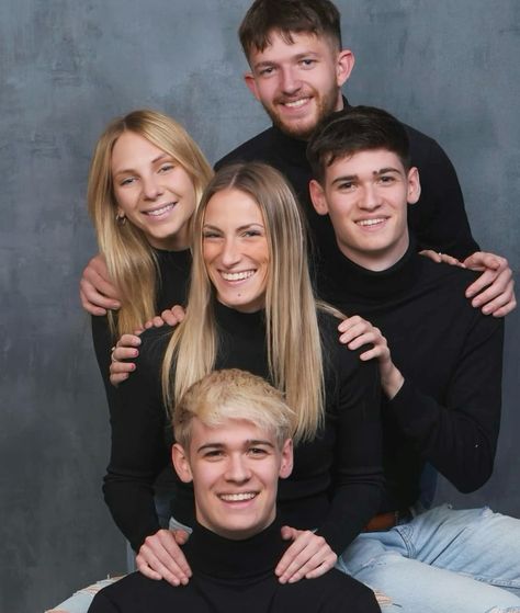 Cute Family Portraits, Photo Poses For Groups, Awkward Family Photos With Baby, 80s Sibling Photoshoot, Funny Awkward Family Photos, 5 Sibling Photography, Awkward Sibling Photos 4 People, Funny Sibling Photoshoot Ideas, 90s Family Photos