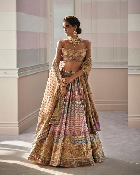 Tarun Tahiliani’s Spring Summer Collection Is Perfect For Weddings Maiyaan Outfit, Lengha 2023, Unique Lengha Designs, Taj Mahal Outfit Ideas Women, Bridal Sangeet Outfits, Indian Sangeet Outfit, Sangeet Outfit Bridal, Indian Wedding Mehendi, Desi Fits