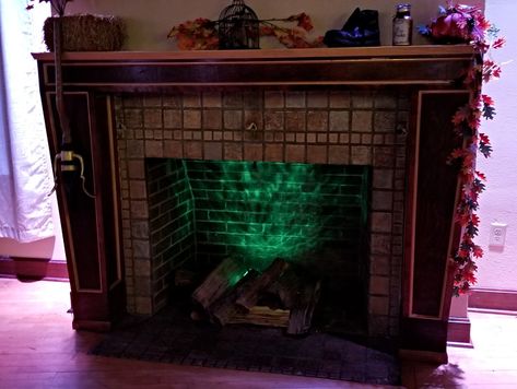 Fireplace Portal Hogwarts Fireplace, Harry Potter Mantle, Diy Harry Potter Fireplace, Harry Potter Fireplace Decoration, Fireplace Portal, Harry Potter Basement, Harry Potter Fireplace, Mirror Of Erised Diy, Diy Mirror Of Erised Harry Potter