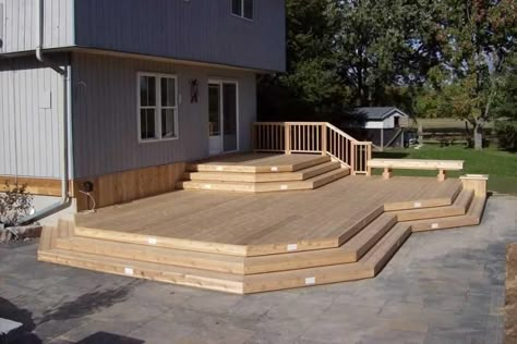 2-level, large deck with a bench and a built-in planter. Back Door Deck Ideas, Deck Without Railing Ideas, Cedar Railing, Neutral Patio, Deck Plans Diy, Free Deck Plans, Two Level Deck, Deck Plan, Open Deck