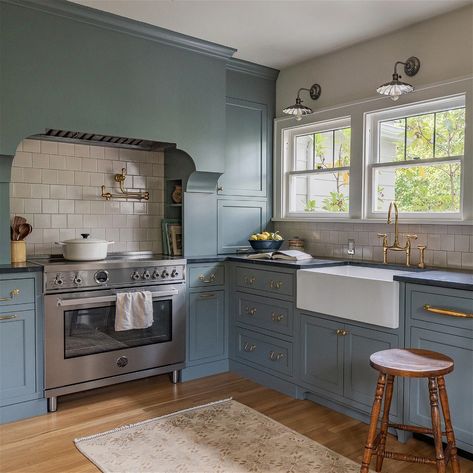 The Expert - Dutch Blue Cabinets Connect This 1930s Colonial Revival to Its Roots Studio Laloc, Dutch Colonial Revival, Colonial Revival House, Seattle Interior Design, Full Kitchen Remodel, Colonial Kitchen, Kitchen Studio, Country Dining, Dutch Colonial