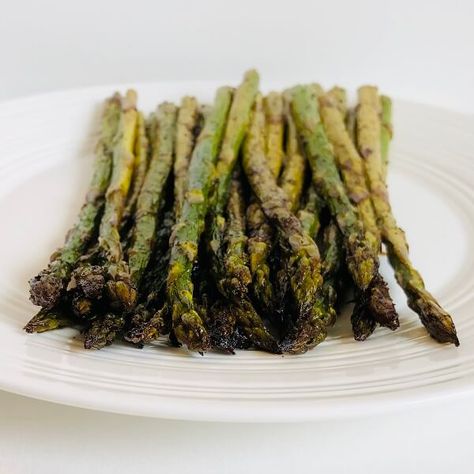 Balsamic Roasted Asparagus - A Sweet Alternative Oven Roasted Okra, Balsamic Vinegar And Olive Oil, Baked Okra, Roasted Okra, Saute Asparagus, Asparagus Recipes Baked, Oven Roasted Asparagus, Easy Vegetable Side Dishes, Easter Side Dishes