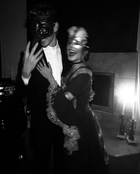 Spooky Masquerade, Masquerade Party Aesthetic, Masquerade Couple, Masquerade Party Outfit, Austin Butler And Vanessa, Vanessa And Austin, Vanessa Hudgens And Austin Butler, Masquerade Prom, Masquerade Outfit