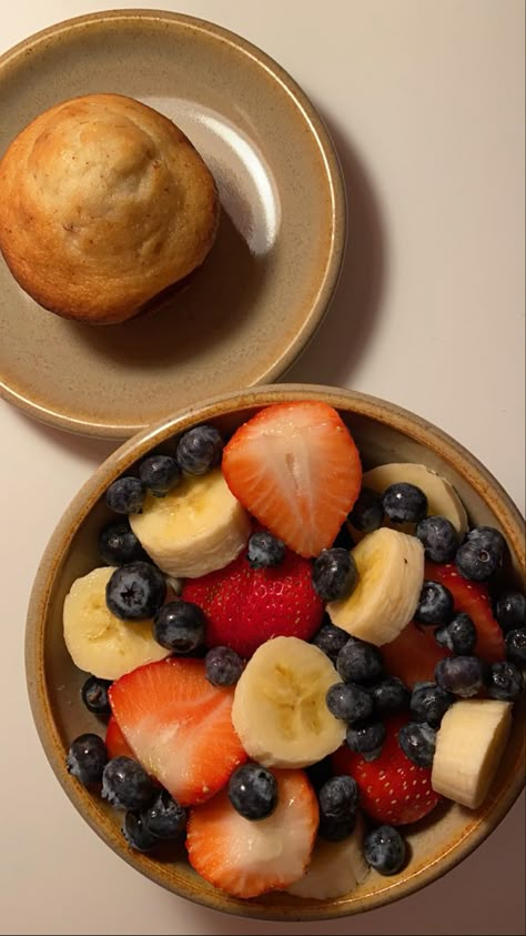 Fruit For Breakfast, Healthy Muffins Aesthetic, Fruit Meals, Breakfast Fruit, Muffin Aesthetic, Banana Dessert Aesthetic, Fruit Breakfast Aesthetic, Fruit Pancakes Aesthetic, Aesthetic Fruit Breakfast