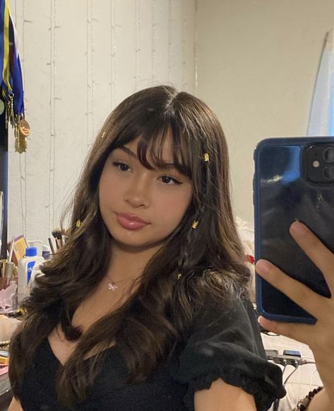 Latina Hairstyles Bangs, Formal Hairstyles With Curtain Bangs, Bangs Curled Hair, Latinas With Bangs, Easy Bangs Hairstyles, Hair Inspo Styles, Cute Bang Hairstyles, Prom Hairstyles Bangs, Hair Styles For Long Hair With Bangs