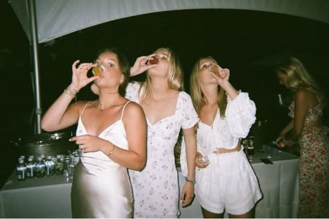 Party Disposable Photos, Disposable Wedding Photos, Disposable Camera Photography Party, White Party Pictures, Wedding Disposable Camera Photos, Disposable Camera Bachelorette, All White Party Aesthetic, Wedding After Party Aesthetic, Disposable Camera Photography Wedding