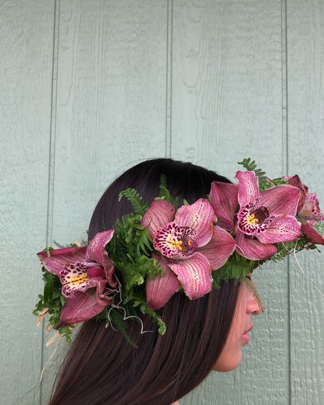 Hawaiian Flower Crown, Cymbidium Orchid, Flower Lei, Hawaiian Lei, Flower Therapy, Hawaiian Flowers, Island Girl, Summer Aesthetic, Flower Crown