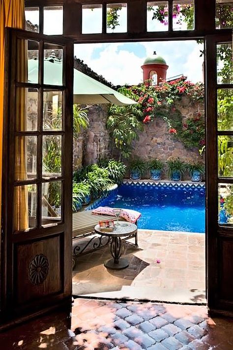 quaint courtyard Style Hacienda, Spanish Hacienda, Casas Coloniales, Hacienda Style, Spanish Style Homes, Spanish Revival, Spanish House, Small Pool, Spanish Colonial