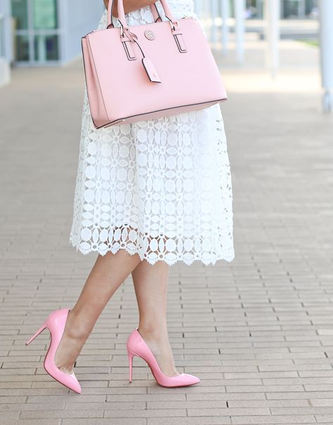 White crochet dress, pink follies pumps, pink Tory Burch mini Robinson, summer outfit, click the photo for outfit details! Crochet Dress Outfit, Crochet Dress Outfits, Christian Louboutin Pigalle Follies, Stylish Petite, Pink Handbag, Christian Louboutin Pigalle, Zooey Deschanel, Summer Dress Outfits, Jolie Photo