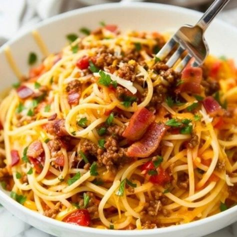 Cowboy Spaghetti (Easy Recipe) Cowboy Spaghetti Taste Of Home, Cowboy Spaghetti Recipes, Beef Spaghetti Recipes, Spaghetti Easy Recipe, Spaghetti Beef Recipe, Cowboy Spaghetti, Spaghetti Easy, Rice Meals, Hamburger Dishes