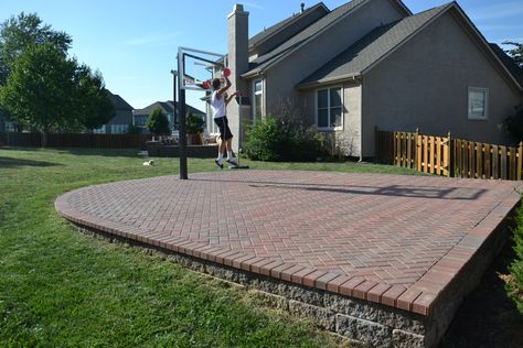 An attractive way to have a sport court in your backyard using interlocking pavers and segmental retaining walls. Diy Basketball Court, Backyard Court, Home Basketball Court, Diy Basketball, Backyard Retaining Walls, Basketball Court Backyard, Backyard Sports, Backyard Basketball, Outdoor Basketball Court