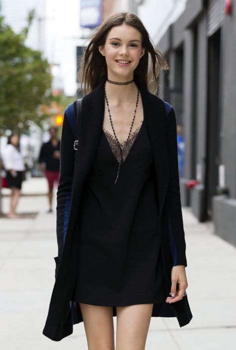 4 New Ways to Wear the Choker Necklace  - ELLE.com Hong Kong Outfit, Choker Necklace Outfit, Slip Dress Street Style, Choker Outfit, Vinyl Boots, Posh Outfits, Ideas For Necklaces, Dress Street Style, Boho Mama