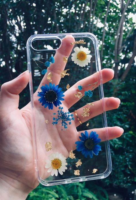 Resin Phone Cover Ideas, Handmade Phone Cover Ideas Aesthetic, Resin Phone Cover Design, Resin Phone Case Ideas, Phone Cover Painting Diy, Resin Back Cover, Mobile Cover Decoration, Resin Phone Cover, Resin Art Phone Case