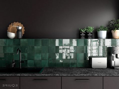 15 idées pour adopter le vert mousse en décoration Ceramic Mosaic Tile, Zellige Tile, Kitchen Trends, Metroid, Handmade Tiles, Green Kitchen, Kitchen Tiles, Interior Design Trends, Modern Interior Design