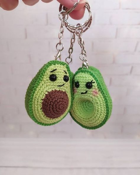 ¡Llaveros tejidos! Opciones increíbles | Revista KENA México Crochet Applique Patterns Free, Crochet Disney, Crochet Keychain Pattern, Pola Amigurumi, Crochet Shop, Crochet Wedding, Crochet Business, Crochet Blog, Quick Crochet