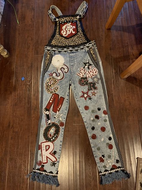 Spirit Overalls Ideas, Spirit Overalls Homecoming, Senior Custom Jeans, Homecoming Pants Decorated, School Spirit Overalls Ideas, Homecoming Overalls Ideas, Homecoming Jeans Decorated, Spirit Jeans Homecoming, Painted Jeans School Spirit