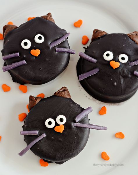 Oreo Cat, Halloween Oreos, Postres Halloween, Oreo Cookies Dipped, Black And White Cats, Halloween Cookie Recipes, Fun Halloween Food, Halloween Things, Bakery Menu