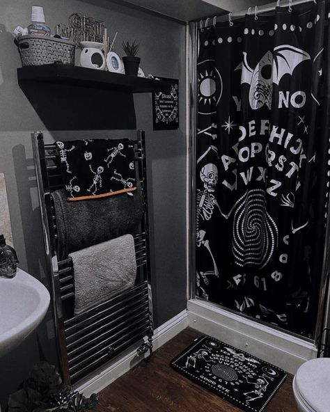 Gothic Bathroom Ideas, House Bathroom Designs, Gothic Bathroom, Dark Home Decor, Future Apartment Decor, Goth Home, Goth Home Decor, Dark Home, Apartment Aesthetic