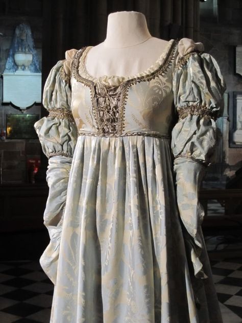 One of Danielle's gowns from the movie, EVER AFTER (1998).  This is indicative of the type of gown a noblewoman would have worn in the early 1500s Types Of Gowns, Medieval Gown, Contemporary Costumes, Fest Outfits, Cinderella Story, Fair Lady, Medieval Dress, Stage Costume, Movie Costumes