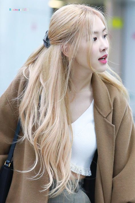 Rosé Blonde Hair Blackpink, Rose Hair Blackpink, Rosé Blackpink Hair, Blackpink Rosé Hairstyles, Blackpink Hair, Rose Blonde Hair, Rose Hair Color, Kpop Hair Color, Rose Blonde