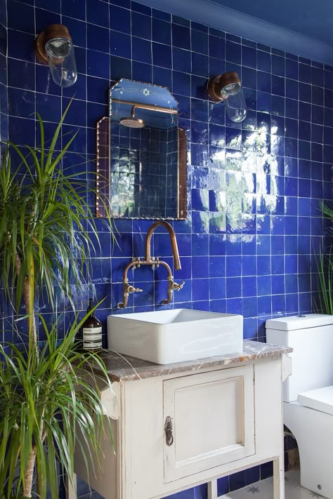 Blue Tiled Bathroom, Zellige Tile Bathroom, Bold Bathroom, Tiled Bathroom, Blue Bathroom Tile, Eclectic Bathroom, Tiles Bathroom, Bad Inspiration, White Backsplash