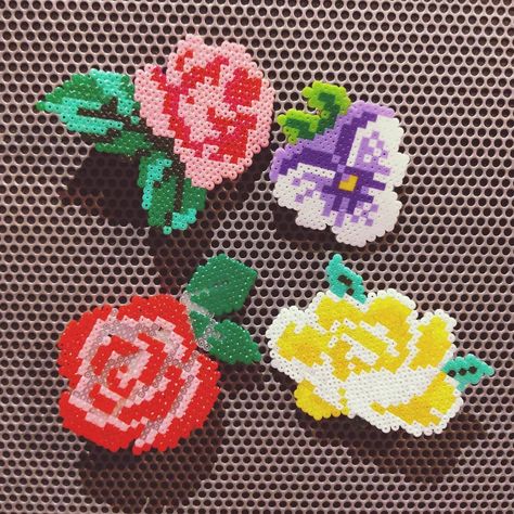 Small Flower Perler Bead Patterns, Perler Beads Flower, Mothers Day Perler Beads, Perler Flower, Flower Perler Beads, Perler Bead Flowers, Iron Beads Flower, Perler Bead Flower Patterns, Flower Perler Bead Patterns