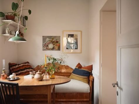 Breakfast Nook Apartment, Appartement Aesthetic, Swedish Apartment, Interior Simple, Earthy Home, Cosy Spaces, Dining Nook, Scandinavian Home, Small Apartment