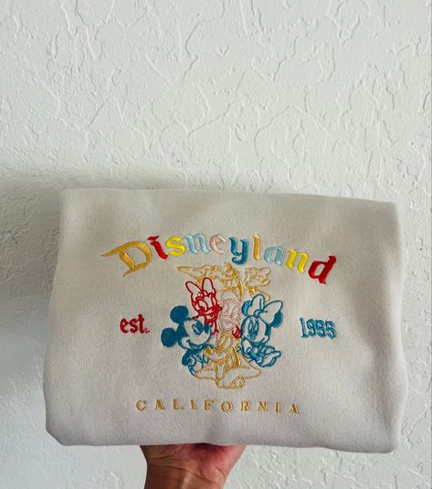 Disney Embroidery Designs Sweatshirts, Disneyland Embroidered Sweatshirt, Disney Embroidery Shirts, Disneyland Embroidery, 13 Bday Ideas, T Shirt Business Ideas, Shirt Business Ideas, Embroidered Sweaters, Disney Crewneck