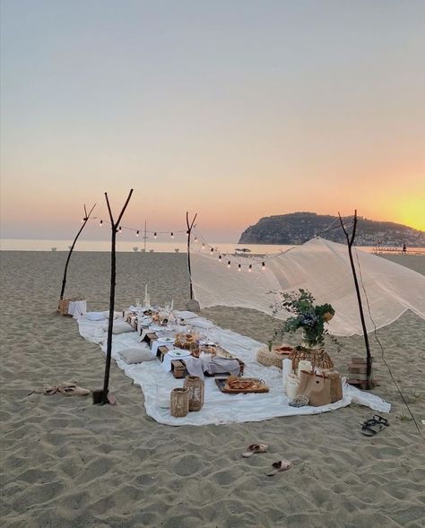 Cute Beach Picnic Date, Boho Beach Dinner Setup, Bachelorette Beach Picnic Ideas, Dinner On The Beach Aesthetic, Birthday Dinner On The Beach, Party At Beach Ideas, Beach Birthday Dinner Ideas, Bohemian Beach Picnic, Beach Dinner Ideas Families