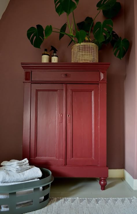 Red Cabinets, Vintage Inspired Decor, Flipping Furniture, Painting Cabinets, Interior Inspo, 인테리어 디자인, Aesthetic Room, Furniture Makeover, Room Interior