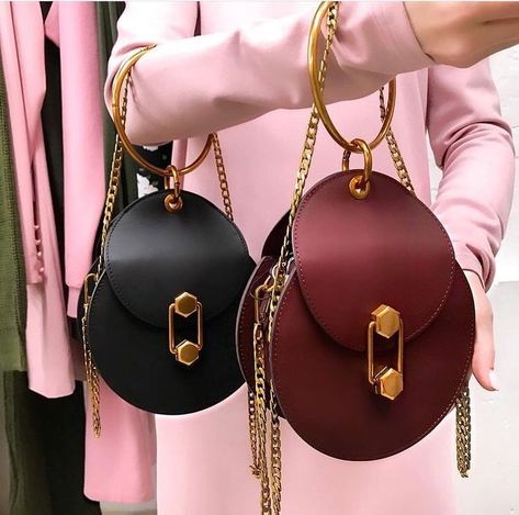 @catwalkhautecouture Funky Handbags, Unique Handbags, Elle Magazine, Cute Purses, Womens Purses, Mode Inspiration, Diy Bag, Beautiful Bags, Cristiano Ronaldo