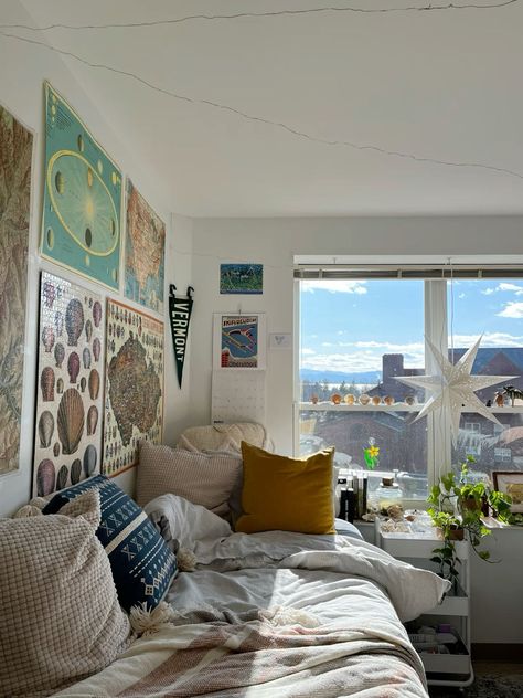 Bedding Ideas Dorm, Dorm Room Ideas Flowers, New York Dorm Aesthetic, Pastel Color Dorm Room, Realistic Dorm Room, Comfy Dorm Room Ideas, Dorm Room Inspo Cozy, University Of Oregon Dorm, Unique Dorm Room Ideas