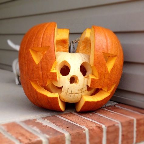 42 CREATIVE & FUN HALLOWEEN PUMPKIN CARVING IDEAS - Stylin by Sarita Creative Jack O Lantern Ideas, Halloween Pumpkins Carvings Designs, Pumpkin Inspo, Funny Pumpkin Carvings, Unique Pumpkin Carving Ideas, Ninja Turtle Pumpkin, Halloween Jackolantern, Pumpkin Cravings, Cute Pumpkin Carving