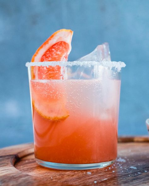 This drink has it all! The Mezcal Paloma is sweet, tangy, and smoky, pairing grapefruit and lime with just a hint of mezcal. #mezcal #paloma #mezcalpaloma #cocktail #mexican #drink Lake Cocktails, Girls Night Drinks Cocktails, Liqueur Cocktails, Paloma Recipe, Mexican Cocktails, Visiting Mexico City, Mezcal Tequila, Paloma Cocktail, Mezcal Cocktails