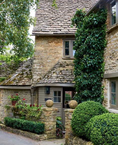 James Mackie's 17th-century Cotswold cottage | House & Garden Sophie Ashby, Somerset Cottage, Small Front Garden Ideas, Cotswold House, 17th Century House, Cotswold Cottage, English Country Cottages, Small Front Gardens, Cotswold Villages