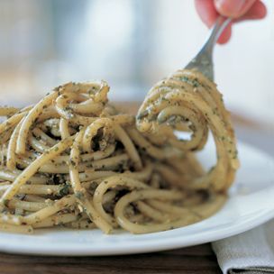 Bucatini with Pesto -   Williams -Sonoma's pesto recipes are perfecto! Bucatini Recipes, Williams Sonoma Recipes, Recipes Pesto, William Sonoma Recipes, Bucatini Pasta, Wolfgang Puck, No Cooking, Pesto Recipe, Pesto Sauce