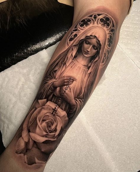 Tattoo Of Virgin Mary, Praying Lady Tattoo, Chicana Virgin Mary Tattoo, Evettexo Tattoo, Santa Maria Tattoo Designs, Rosary With Roses Tattoo, Nativity Tattoo, Mexican Tattoo Ideas For Men Sleeve, Virgin Mary Back Tattoo Women