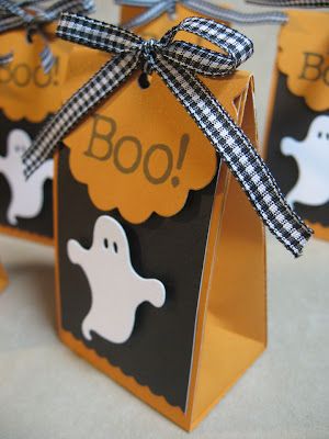 Diy Treat Bag, Halloween Treat Bags Diy, Halloween Treat Holders, Interior Design Secrets, Diy Halloween Treats, Halloween Treat Boxes, Fall Candy, Fall Coffee Table, Halloween Paper Crafts