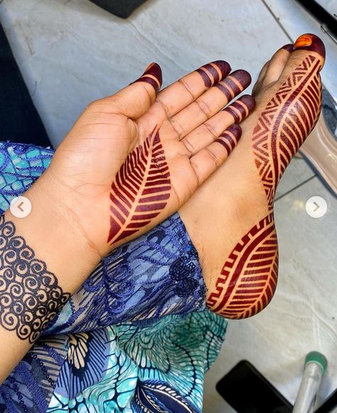 Leg Mehndi, Henna Tattoo Hand, Finger Henna, Henna Art Designs, Full Hand Mehndi, Simple Henna Tattoo, Bridal Henna Designs, Henna Style, Pretty Henna Designs